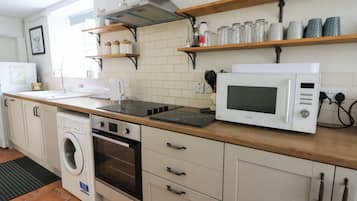 Refrigerador, lavavajillas, utensilios de cocina