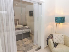 4 habitaciones, decoración personalizada y muebles diferentes 