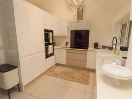 Refrigerador, lavavajillas, tetera eléctrica y tostadora 