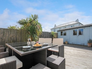 Outdoor dining - Coastal Haven (Bude)