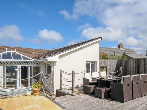 Outdoor dining - Coastal Haven (Bude)
