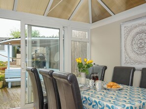 Outdoor dining - Coastal Haven (Bude)