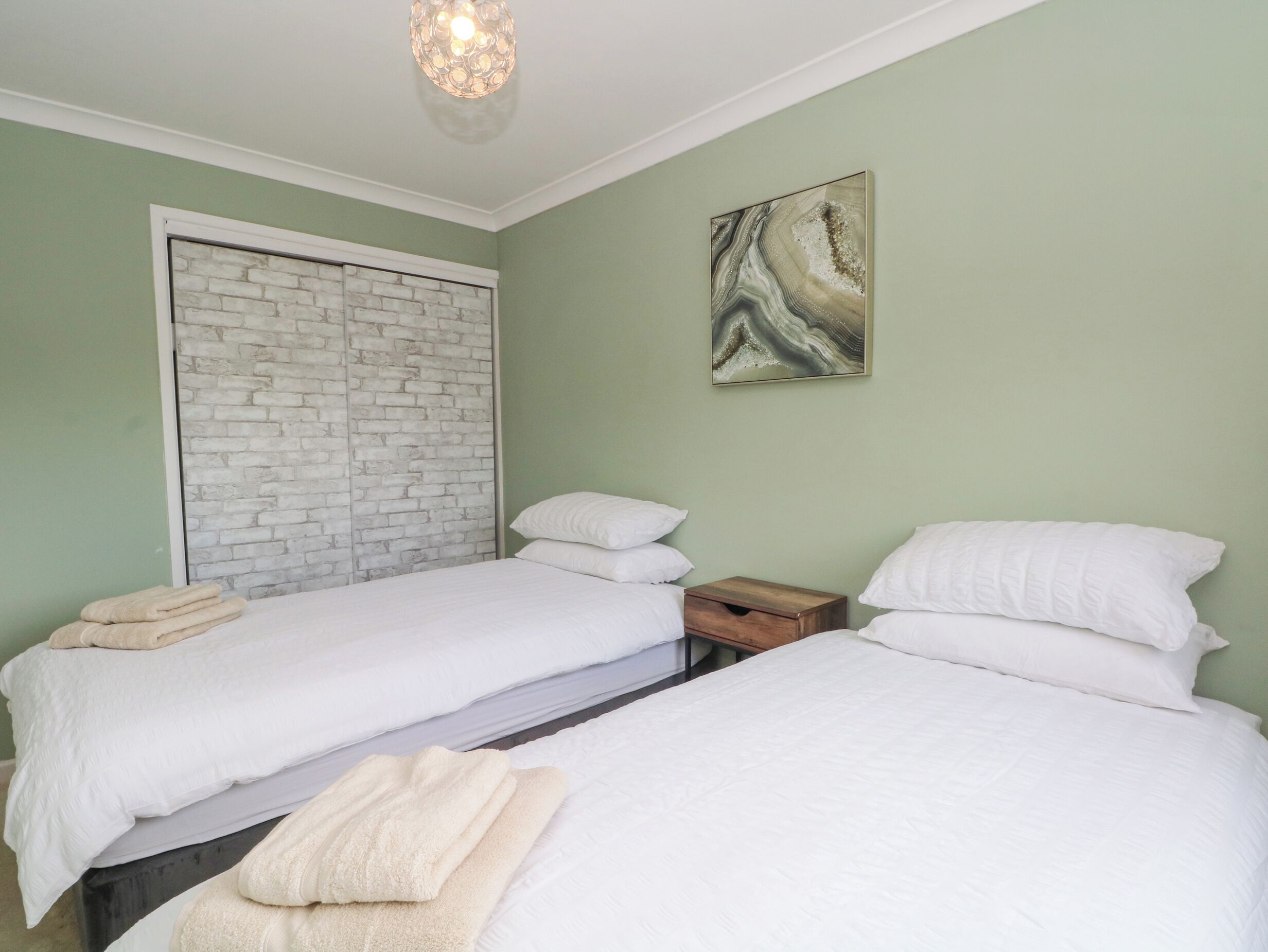 2 makuuhuonetta, yksilöllisesti sisustettu, yksilöllisesti kalustettu