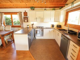 Frigorífico, lavavajillas, hervidor eléctrico y tostadora