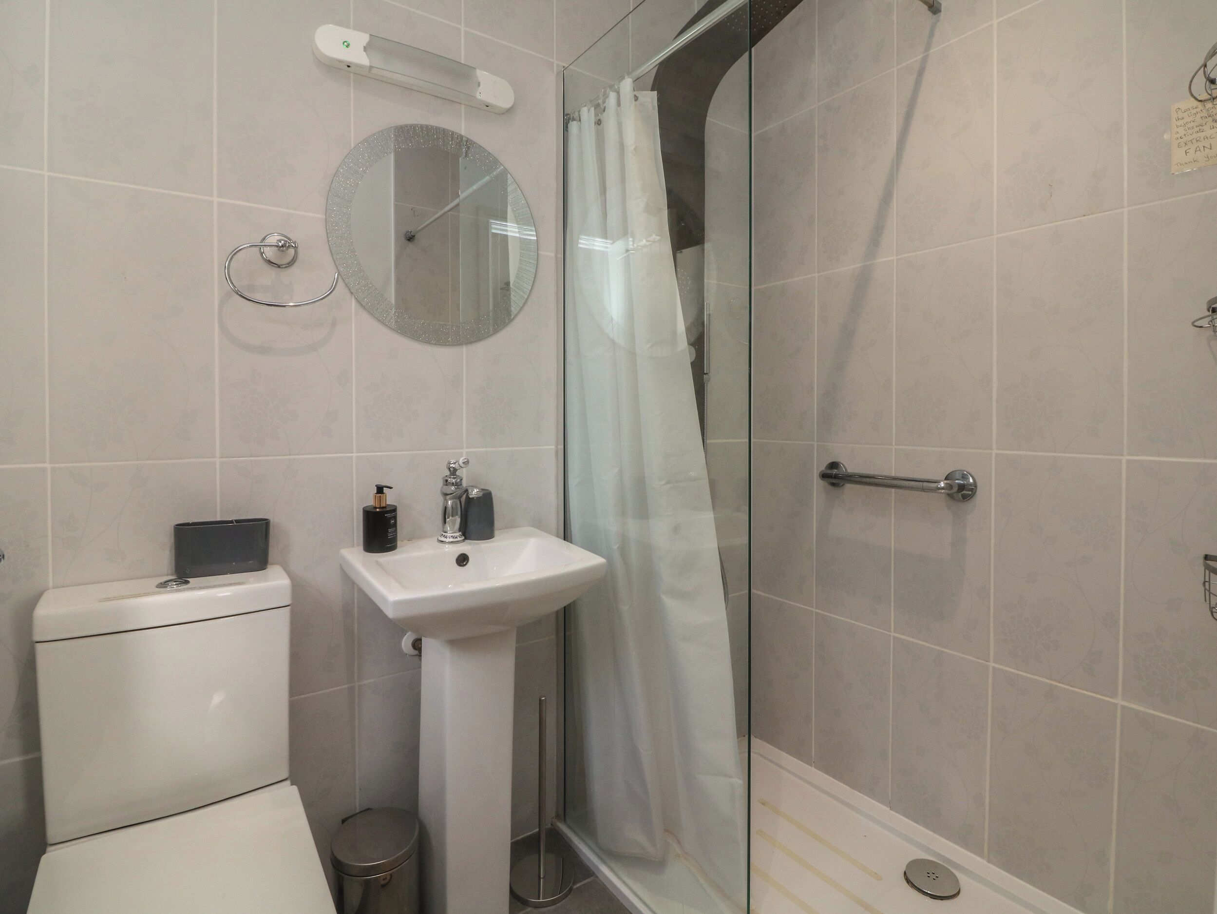 Un bagno con il water, un lavandino e una doccia.