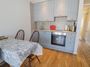 Cottage | Private kitchen | Fridge, electric kettle, toaster, cookware/dishes/utensils - 56C South Snowdon Wharf (Porthmadog)