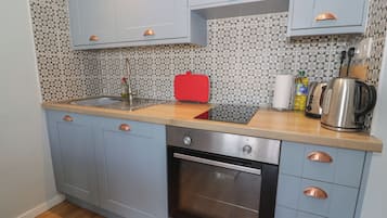 Cottage | Private kitchen | Fridge, electric kettle, toaster, cookware/dishes/utensils