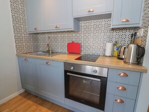 Cottage | Private kitchen | Fridge, electric kettle, toaster, cookware/dishes/utensils