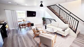 Leilighet – standard, 3 soverom, balkong, parkutsikt (Unit E) | Oppholdsrom