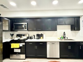 Deluxe-Doppelzimmer, 1 King-Bett, Nichtraucher, eigenes Bad | Gemeinschaftsküche | Kühlschrank, Mikrowelle, Wasserkocher mit Kaffee-/Teezubehör