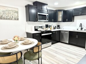 Dining room - Gilmore One (Van Nuys)