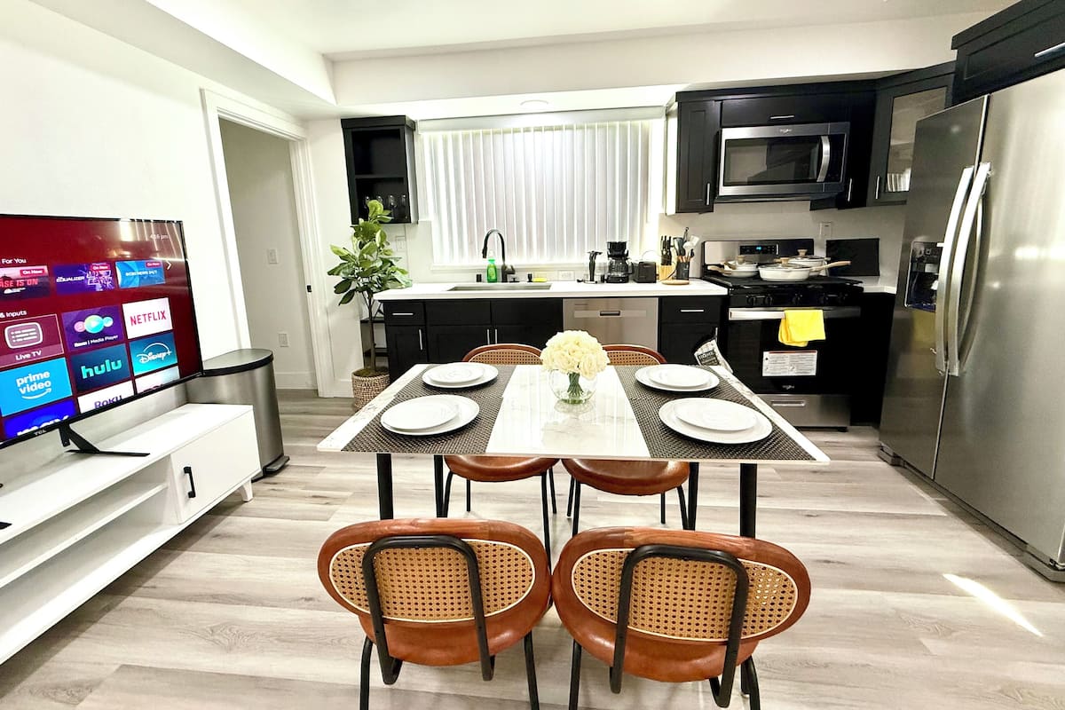 Full-sized fridge, microwave, oven, stovetop