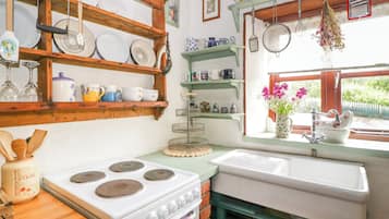 Refrigerador, tetera/pava eléctrica, tostadora, utensilios de cocina