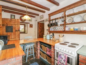 Jääkaappi, vedenkeitin, leivänpaahdin