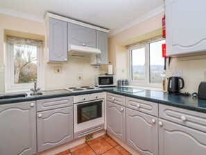 Geladeira, chaleira elétrica, talheres/pratos/utensílios de cozinha