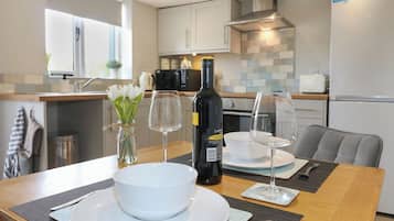 Electric kettle, toaster, cookware/dishes/utensils