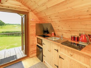 Refrigerador, tetera eléctrica, tostadora y utensilios de cocina