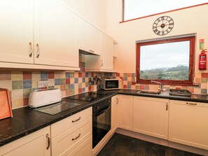 Fridge, dishwasher, electric kettle, cookware/dishes/utensils - The Oak Lodge (Lyme Regis)