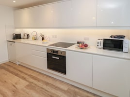 Refrigerador, lavavajillas, tetera/pava eléctrica, tostadora