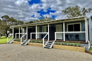 Deluxe Studio | Terrace/patio - Cootamundra Caravan Park (Cootamundra)