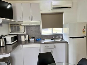 Cabaña familiar | Cocina privada | Nevera en la zona común, microondas y placa de cocina