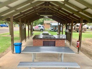 BBQ/picnic Area - Cootamundra Caravan Park (Cootamundra)