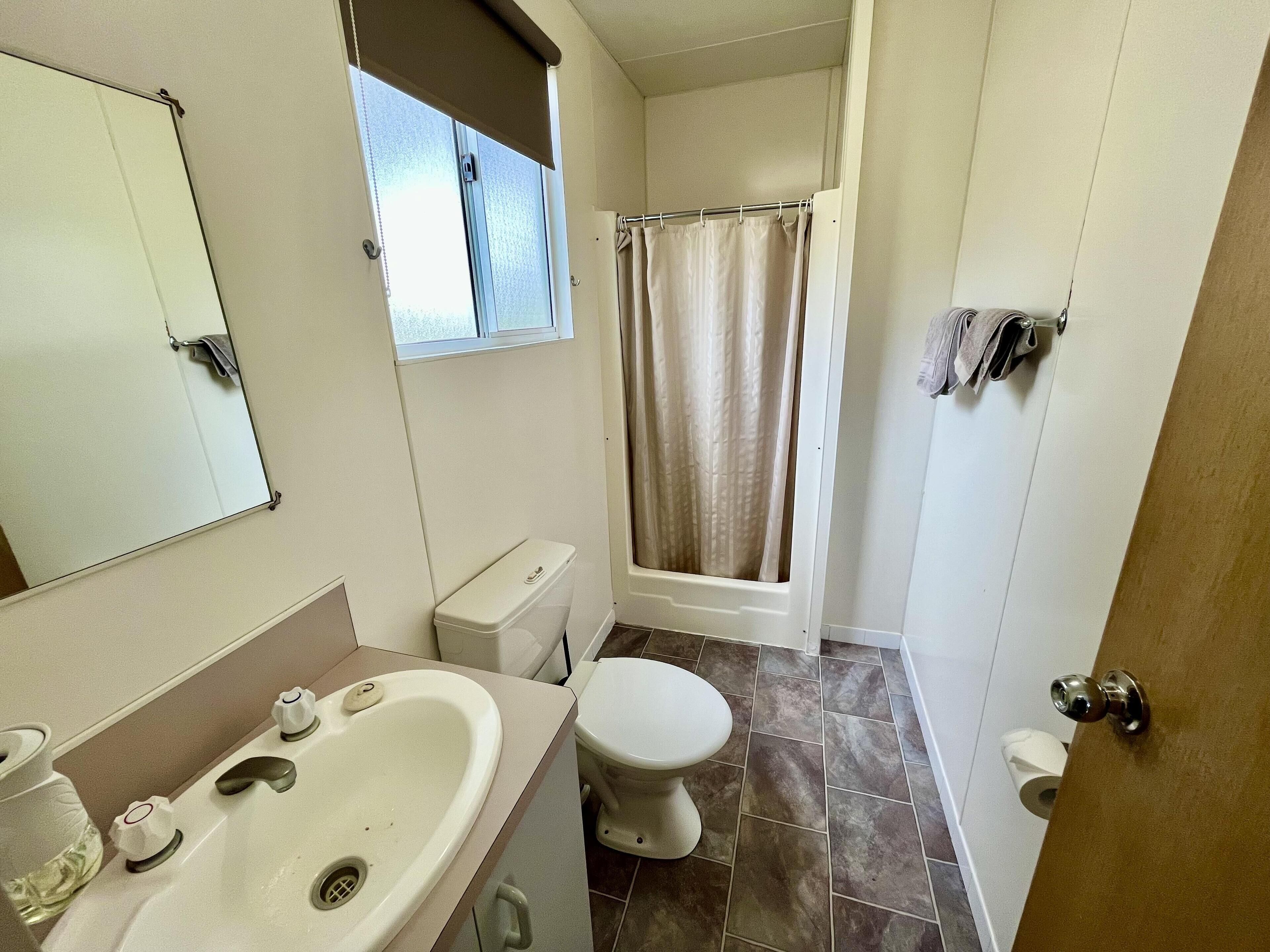 Ein Badezimmer mit Waschbecken, Toilette und Dusche.
