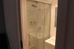 Deluxe Studio | Bathroom - Cootamundra Caravan Park (Cootamundra)