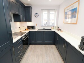 Kühlschrank, Geschirrspüler, Wasserkocher, Toaster