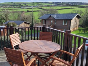 Outdoor dining - Laurel Lodge (Tintagel)