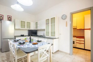 Fridge, oven, stovetop, coffee/tea maker