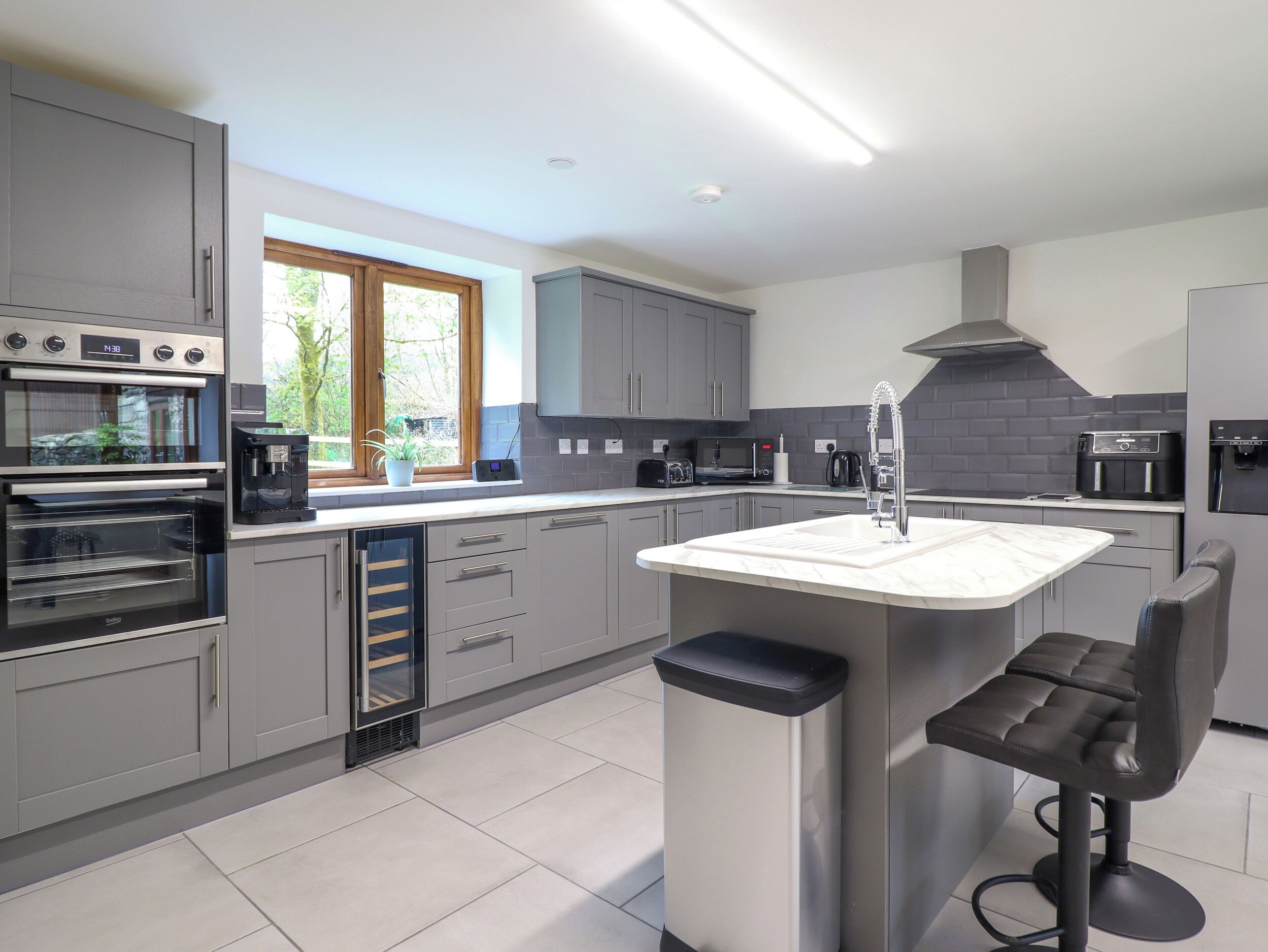 Lemari es, mesin pencuci piring, ketel listrik, dan pemanggang roti