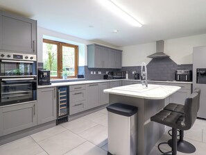 Kjøleskap, oppvaskmaskin, vannkoker og brødrister