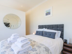 2 Schlafzimmer, individuell dekoriert, individuell eingerichtet