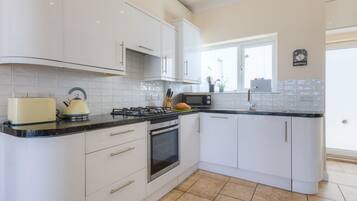 Lemari es, mesin pencuci piring, ketel listrik, dan pemanggang roti