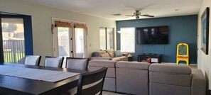 Interior - 4-bedroom house in delightful Glendale with WiFi, fitness room, AC (Glendale)