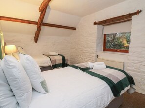 3 bedrooms, individually decorated, individually furnished, free WiFi - Ty Ceffylau (Llanybydder)