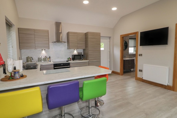 Fridge, dishwasher, electric kettle, cookware/dishes/utensils