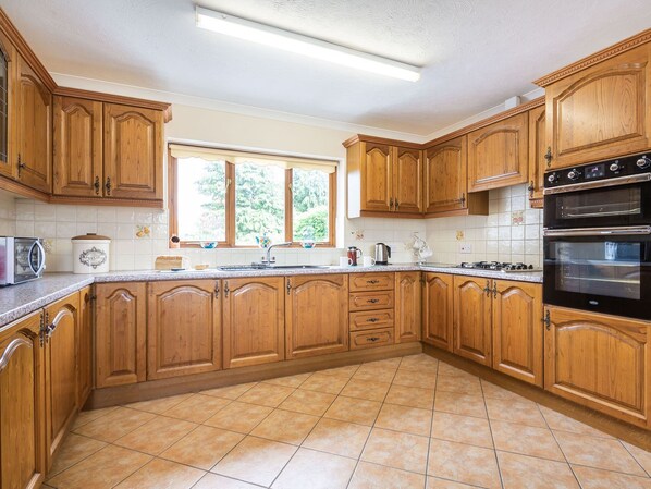 Fridge, cookware/dishes/utensils