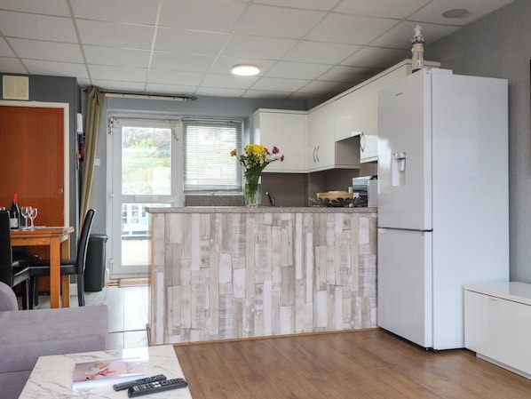 Réfrigérateur, batterie de cuisine, vaisselle et ustensiles