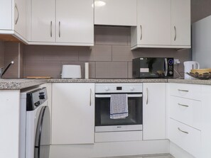 Réfrigérateur, batterie de cuisine, vaisselle et ustensiles