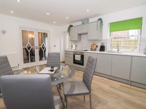 Fridge, dishwasher, electric kettle, toaster - 4 Manor Garth (Withernsea)