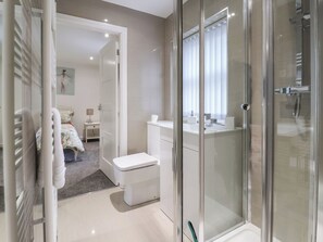 Shower - 4 Manor Garth (Withernsea)