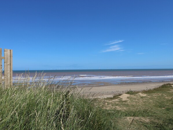 Beach nearby - 4 Manor Garth (Withernsea)