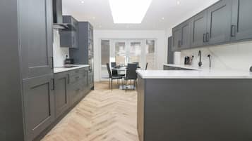 Kylskåp, diskmaskin, vattenkokare och brödrost