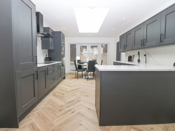 Kjøleskap, oppvaskmaskin, vannkoker og brødrister