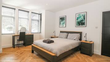 2 quartos, individualmente decorados, individualmente mobiliados