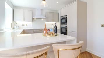 Fridge, dishwasher, cookware/dishes/utensils