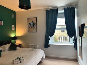 2 Schlafzimmer, individuell dekoriert, individuell eingerichtet