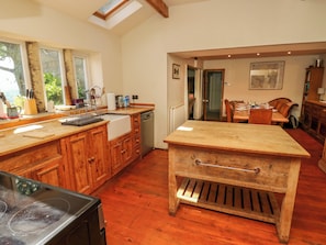 Fridge, electric kettle, toaster, cookware/dishes/utensils - Halstead Green Farm (Hebden Bridge)